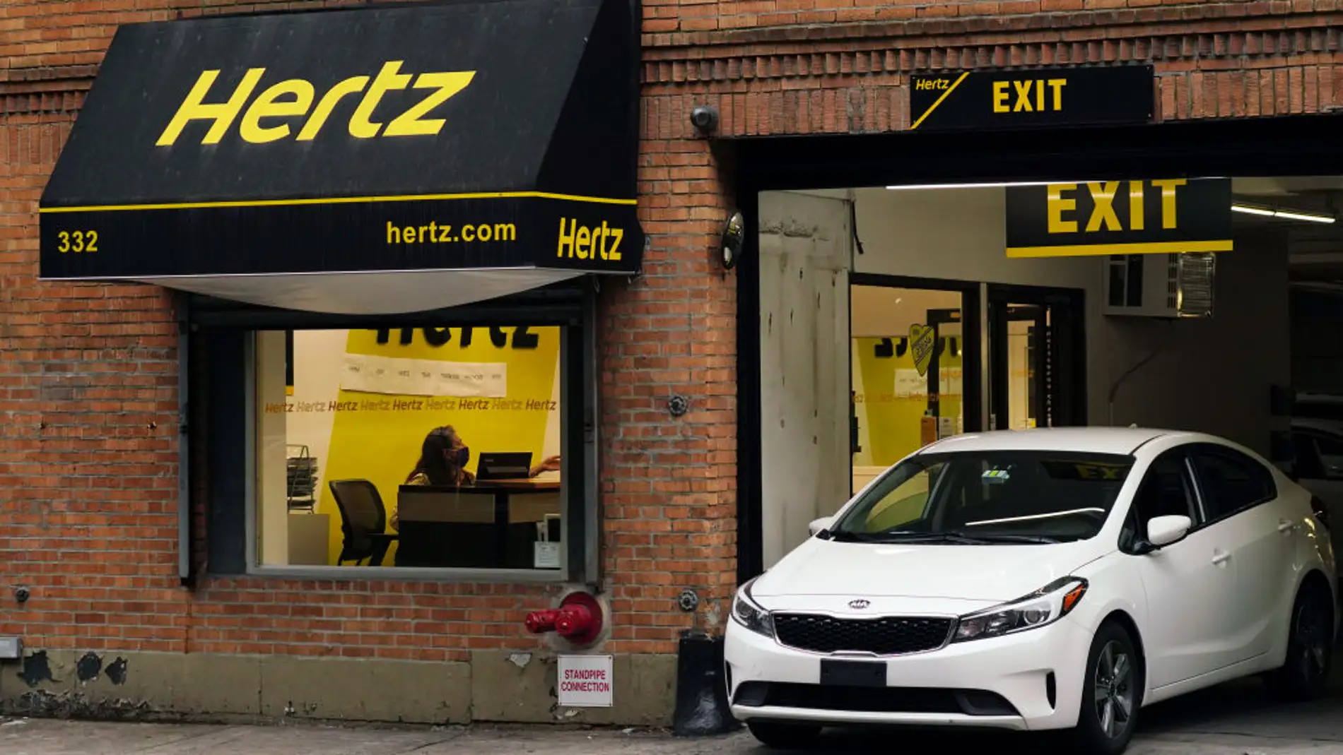 Hertz venderá 20.000 coches eléctricos en EE.UU. para comprarlos de gasolina 