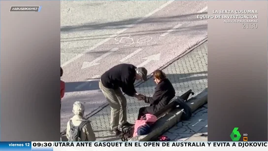 El romántico gesto de un anciano con su mujer con problemas de movilidad: así le lleva el agua del mar para que pueda tocarla El romántico gesto de un anciano con su mujer con problemas de movilidad: así le lleva el agua del mar para que pueda tocarla
