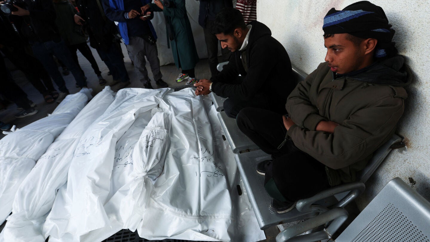 Palestinos junto a los cuerpos de los palestinos muertos en un ataque israelí, en el hospital Abu Yousef al-Najjar, en Rafah, este viernes.