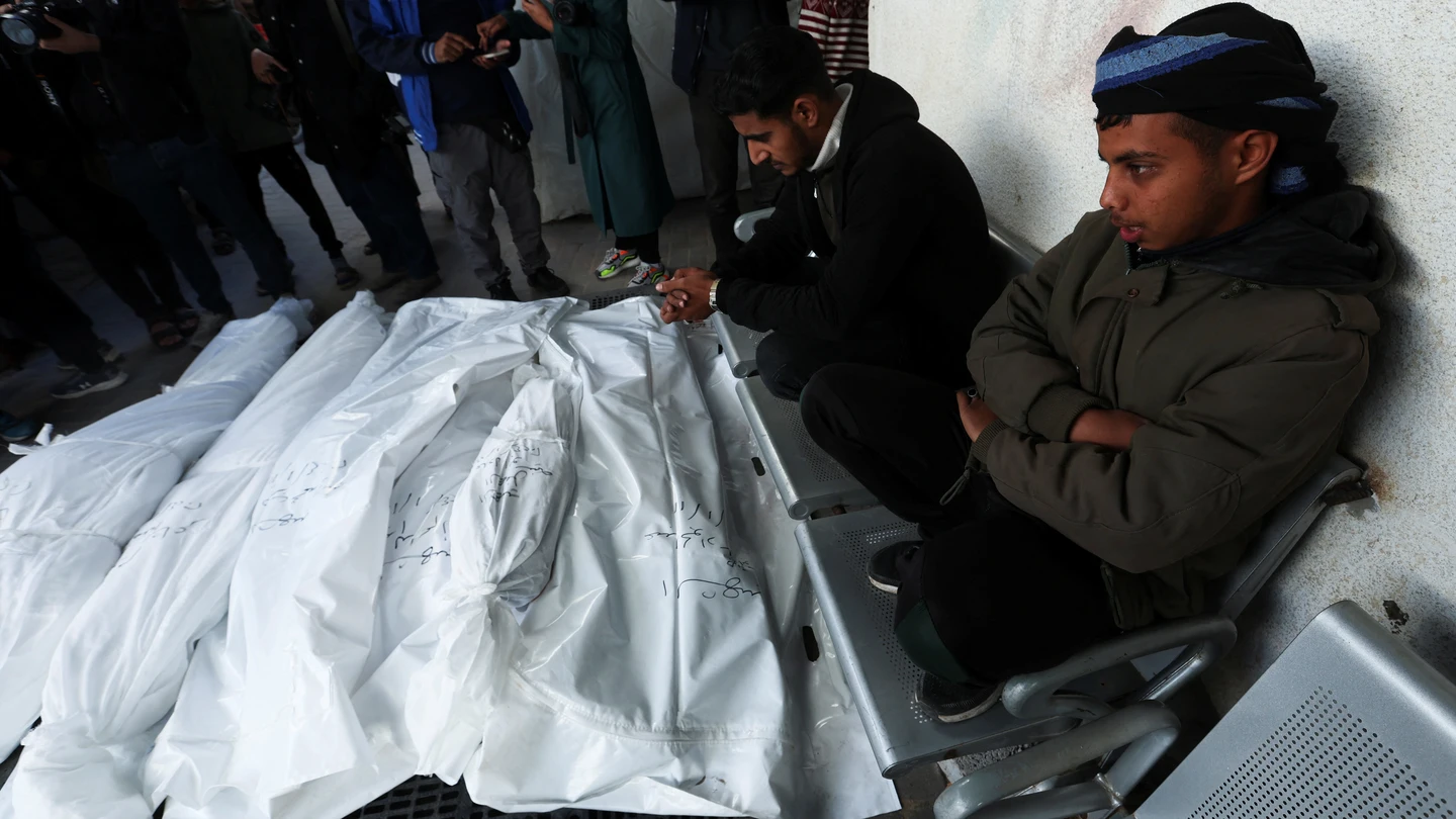 Palestinos junto a los cuerpos de los palestinos muertos en un ataque israelí, en el hospital Abu Yousef al-Najjar, en Rafah, este viernes. Palestinos junto a los cuerpos de los palestinos muertos en un ataque israelí, en el hospital Abu Yousef al-Najjar, en Rafah, este viernes.