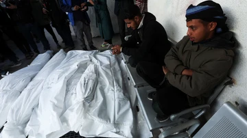 Palestinos junto a los cuerpos de los palestinos muertos en un ataque israelí, en el hospital Abu Yousef al-Najjar, en Rafah, este viernes.