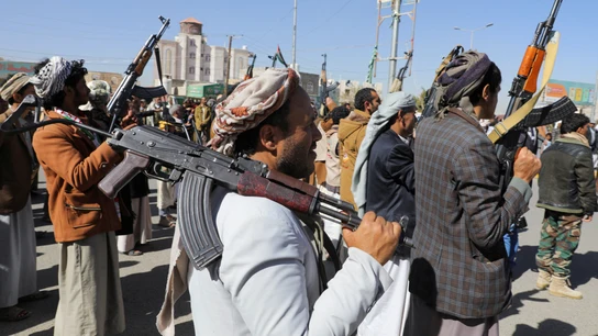 Milicianos hutíes durante una ceremonia al final de su entrenamiento en Sanaa, Yemen, este 11 de enero. Milicianos hutíes durante una ceremonia al final de su entrenamiento en Sanaa, Yemen, este 11 de enero.