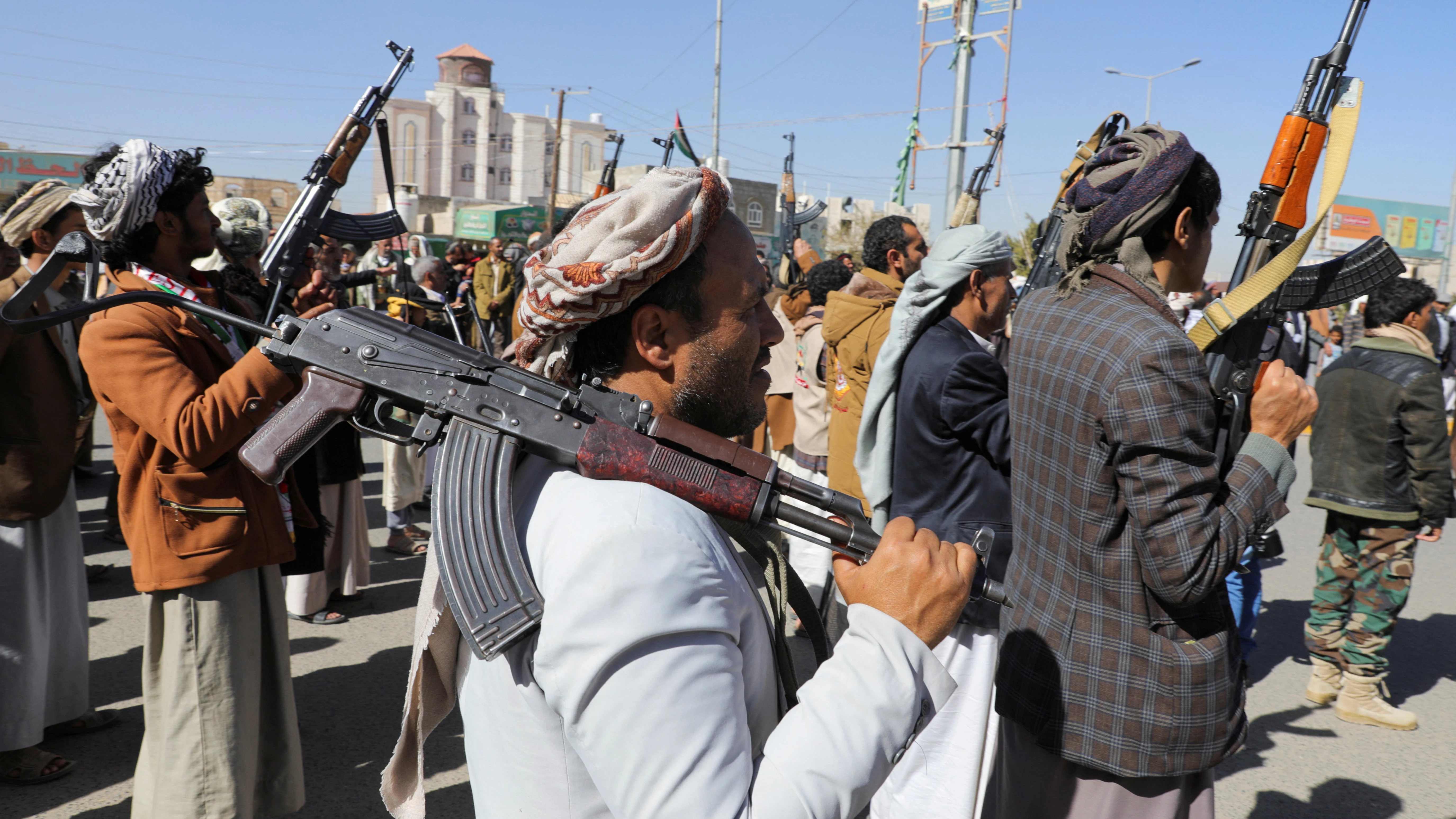 Milicianos hutíes durante una ceremonia al final de su entrenamiento en Sanaa, Yemen, este 11 de enero. 