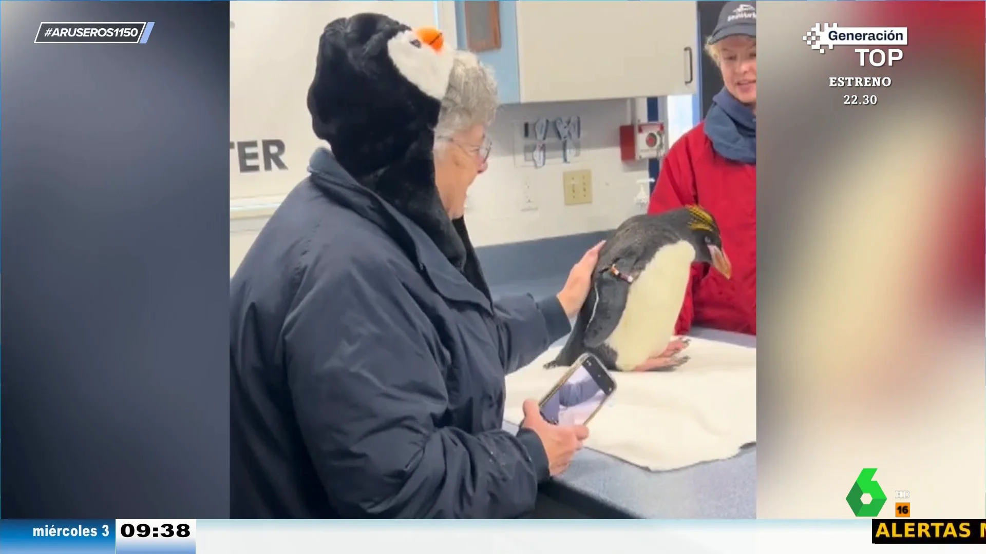 El vídeo viral de la abuela que acaricia por primera vez a un pingüino y llora de emoción