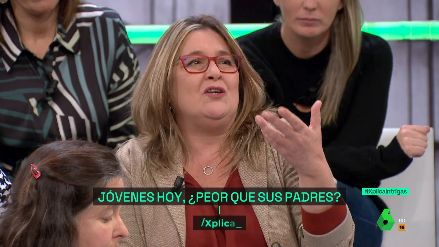 La contundente defensa de una camarera de piso del salario mínimo "El salario mínimo en España es de unos 1.100 euros y tiene que ser de unos 1.200 euros", comenta Esther Salinas, camarera de piso, que en este vídeo de laSexta Xplica responde a la propuesta de la patronal de subirlo 32 euros.