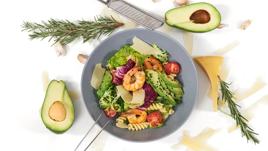 Un plato que incluye alimentos saludables como cherrys, pescado azul, pasta y aguacates.  Un plato que incluye alimentos saludables como cherrys, pescado azul, pasta y aguacates.
