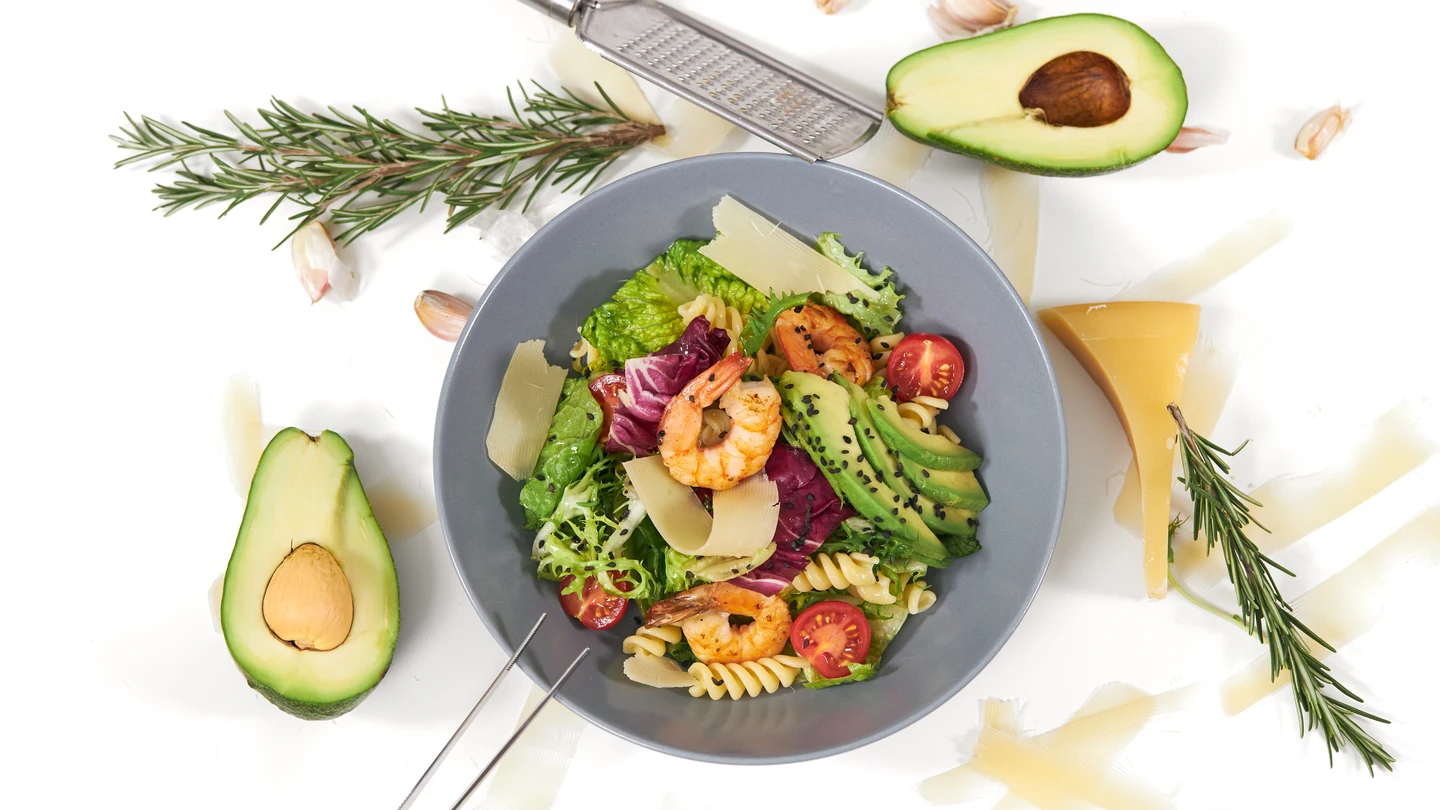 Un plato que incluye alimentos saludables como cherrys, pescado azul, pasta y aguacates. Un plato que incluye alimentos saludables como cherrys, pescado azul, pasta y aguacates.