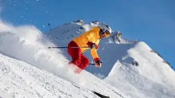 Una mujer esquiando