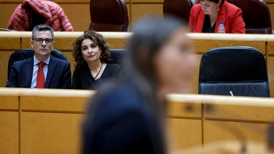 Félix Bolaños y María Jesús Montero miran a Míriam Nogueras (Junts) durante su intervención en el Senado Las comunidades muestran su enfado y preocupación por la cesión de las competencias migratorias a Cataluña