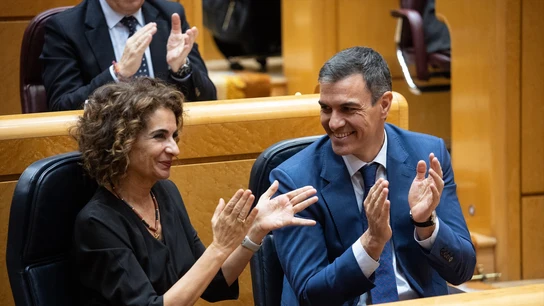 Imagen de archivo de Pedro Sánchez y María Jesús Montero en el Senado Pedro Sánchez reúne a sus ministros en una jornada de convivencia