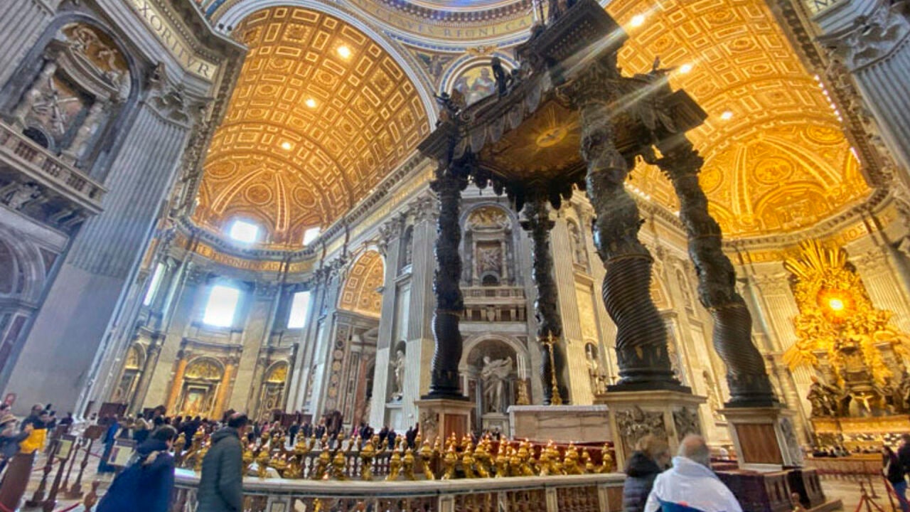 El imponente baldaquino de Bernini de la basílica de San Pedro afronta una  restauración "titánica"