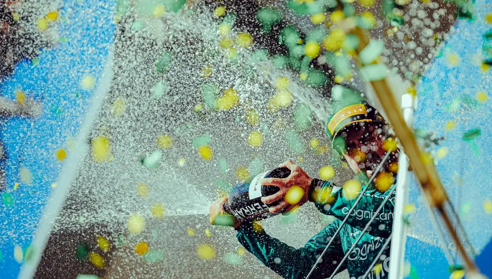 Fernando Alonso festejando el tercer puesto en el GP de Brasil 2023