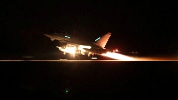 Un avión RAF Typhoon despega para unirse a la coalición liderada por EEUU para atacar objetivos militares en Yemen