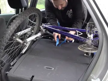 Bicicleta dentro del coche Bicicleta dentro del coche