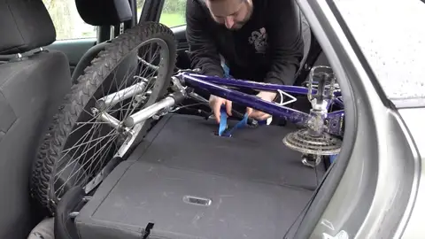 Bicicleta dentro del coche