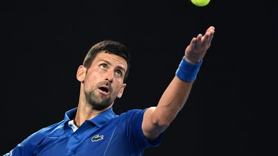 Djokovic realiza un saque Djokovic realiza un saque