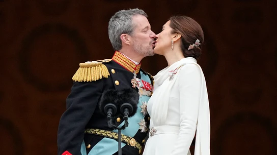 El rey de Dinamarca, Federico X, besa a su mujer, la reina Mary, en el balcón del Palacio de Christiansborg en Copenhague. El rey de Dinamarca, Federico X, besa a su mujer, la reina Mary, en el balcón del Palacio de Christiansborg en Copenhague.
