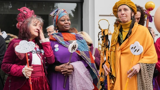Tres mujeres disfrazadas de les Magues de Gener durante la protesta por la eliminación de la Cabalgata. Tres mujeres disfrazadas de les Magues de Gener durante la protesta por la eliminación de la Cabalgata.
