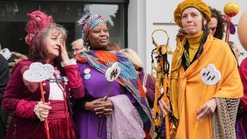 Tres mujeres disfrazadas de les Magues de Gener durante la protesta por la eliminación de la Cabalgata.
