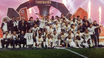 El Real Madrid celebra la Supercopa de España