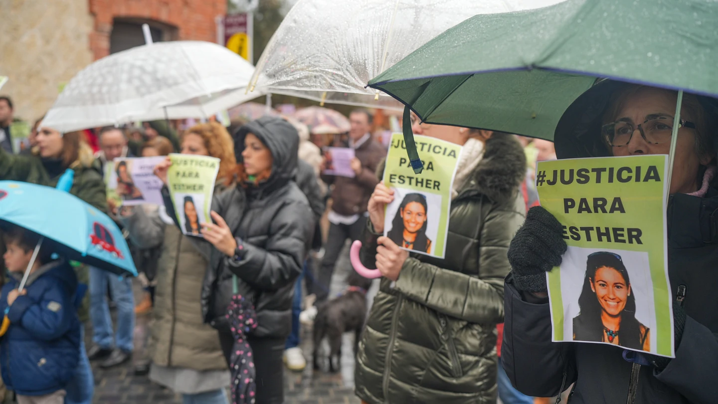 Familiares, amigos y vecinos de Esther López en una concentración en Traspinedo (Valladolid) Familiares, amigos y vecinos de Esther López en una concentración en Traspinedo (Valladolid)