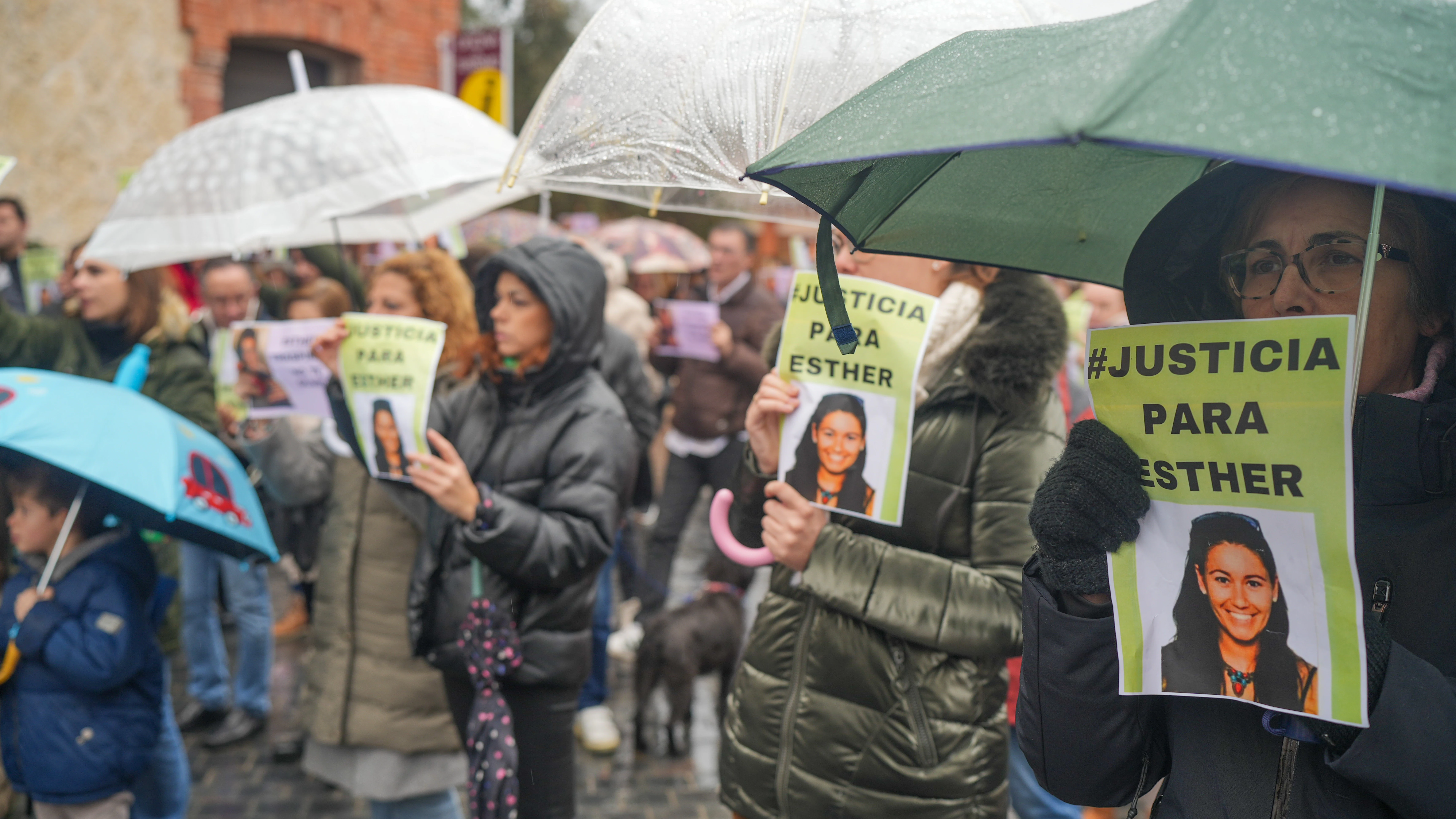 Familiares, amigos y vecinos de Esther López en una concentración en Traspinedo (Valladolid)