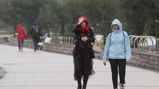 Dos personas caminan bajo la lluvia en la playa de Ondarreta, a 14 de octubre de 2023, en San Sebastián, Guipúzcoa. Dos personas caminan bajo la lluvia en la playa de Ondarreta, a 14 de octubre de 2023, en San Sebastián, Guipúzcoa.