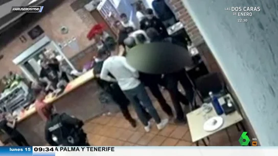 El vídeo en el que dos policías salvan la vida a un cliente de un bar de Alicante que se atraganta con un torrezno El vídeo en el que dos policías salvan la vida a un cliente de un bar de Alicante que se atraganta con un torrezno