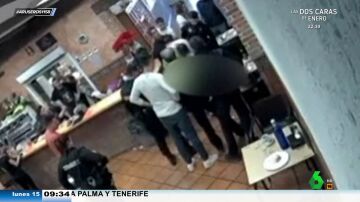 El vídeo en el que dos policías salvan la vida a un cliente de un bar de Alicante que se atraganta con un torrezno