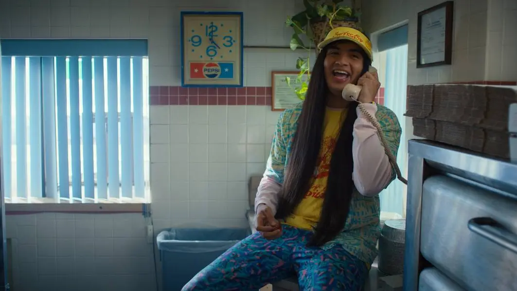 El actor Eduardo Franco en su papel del peculiar pizzero Argyle, en la temporada 4 de 'Stranger Things'.