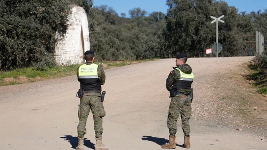Militares en las cercanías de la base de la Brigada "Guzmán el Bueno" X de Cerro Muriano el día del accidente. Militares en las cercanías de la base de la Brigada "Guzmán el Bueno" X de Cerro Muriano el día del accidente./ EFE/Salas