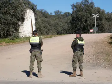Militares en las cercanías de la base de la Brigada &quot;Guzmán el Bueno&quot; X de Cerro Muriano el día del accidente.