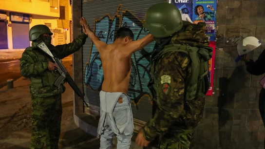 Militares ecuatorianos realizaron hoy, un operativo de control de armas por las calles de la capital de Ecuador. Militares ecuatorianos realizaron hoy, un operativo de control de armas por las calles de la capital de Ecuador.