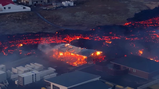 Nueva erupción volcánica en Islandia: remite el flujo de lava tras alcanzar la desalojada Grindavík Nueva erupción volcánica en Islandia: remite el flujo de lava tras alcanzar la desalojada Grindavík