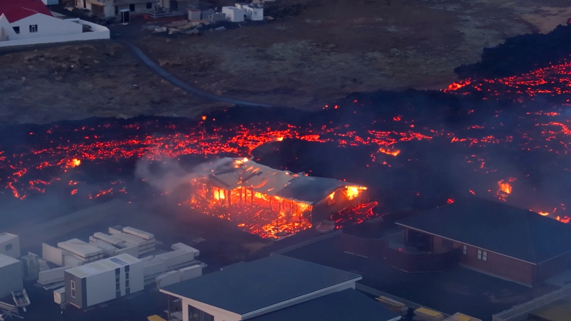 Nueva erupción volcánica en Islandia: remite el flujo de lava tras alcanzar la desalojada Grindavík
