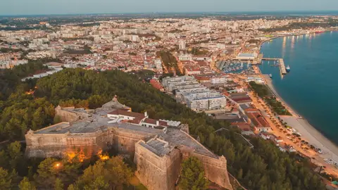 Bahía de Setúbal al fondo, Fuerte de San Felipe en primer plano. Setúbal Bahía de Setúbal al fondo, Fuerte de San Felipe en primer plano. Setúbal
