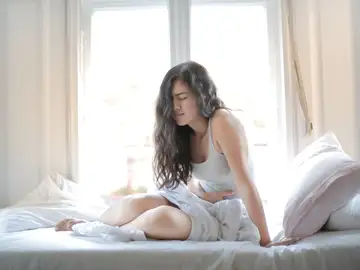 Mujer con dolor de estómago Mujer con dolor de estómago