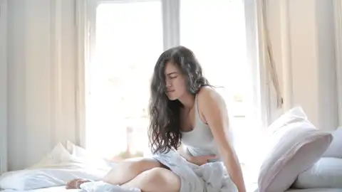 Mujer con dolor de estómago Mujer con dolor de estómago