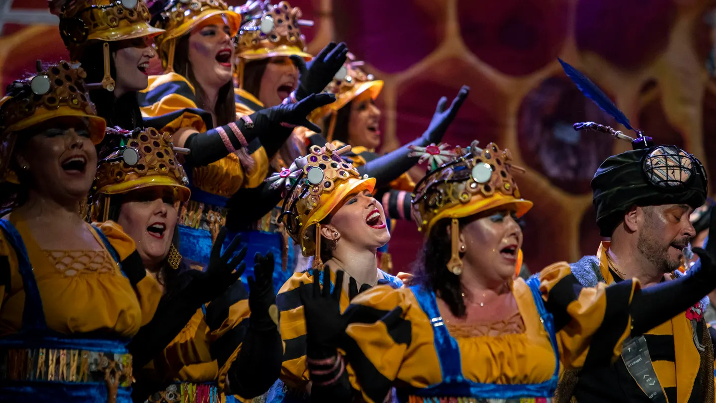 El coro 'La rendición de los bribones' en escena durante el Concurso Oficial de Agrupaciones Carnavalescas (COAC) que se celebra en el Gran Teatro Falla (Cádiz) desde hoy hasta la final que se celebrará el 9 de Febrero. El coro 'La rendición de los bribones' en escena durante el Concurso Oficial de Agrupaciones Carnavalescas (COAC) que se celebra en el Gran Teatro Falla (Cádiz) desde hoy hasta la final que se celebrará el 9 de Febrero.