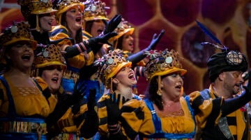 El coro 'La rendición de los bribones' en escena durante el Concurso Oficial de Agrupaciones Carnavalescas (COAC) que se celebra en el Gran Teatro Falla (Cádiz) desde hoy hasta la final que se celebrará el 9 de Febrero.