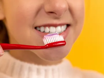 Chica con un cepillo de dientes Chica con un cepillo de dientes