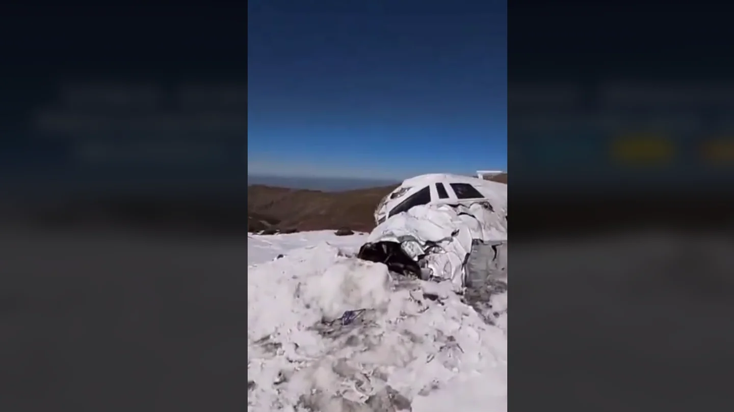 El avión de 'La sociedad de la nieve', en Sierra Nevada El avión de 'La sociedad de la nieve', en Sierra Nevada