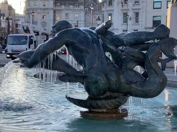 Las fuentes de Trafalgar Square de Londres congeladas