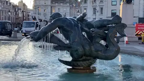La impactante imagen de las fuentes de Trafalgar Square congeladas por el frío y las bajas temperaturas de Londres