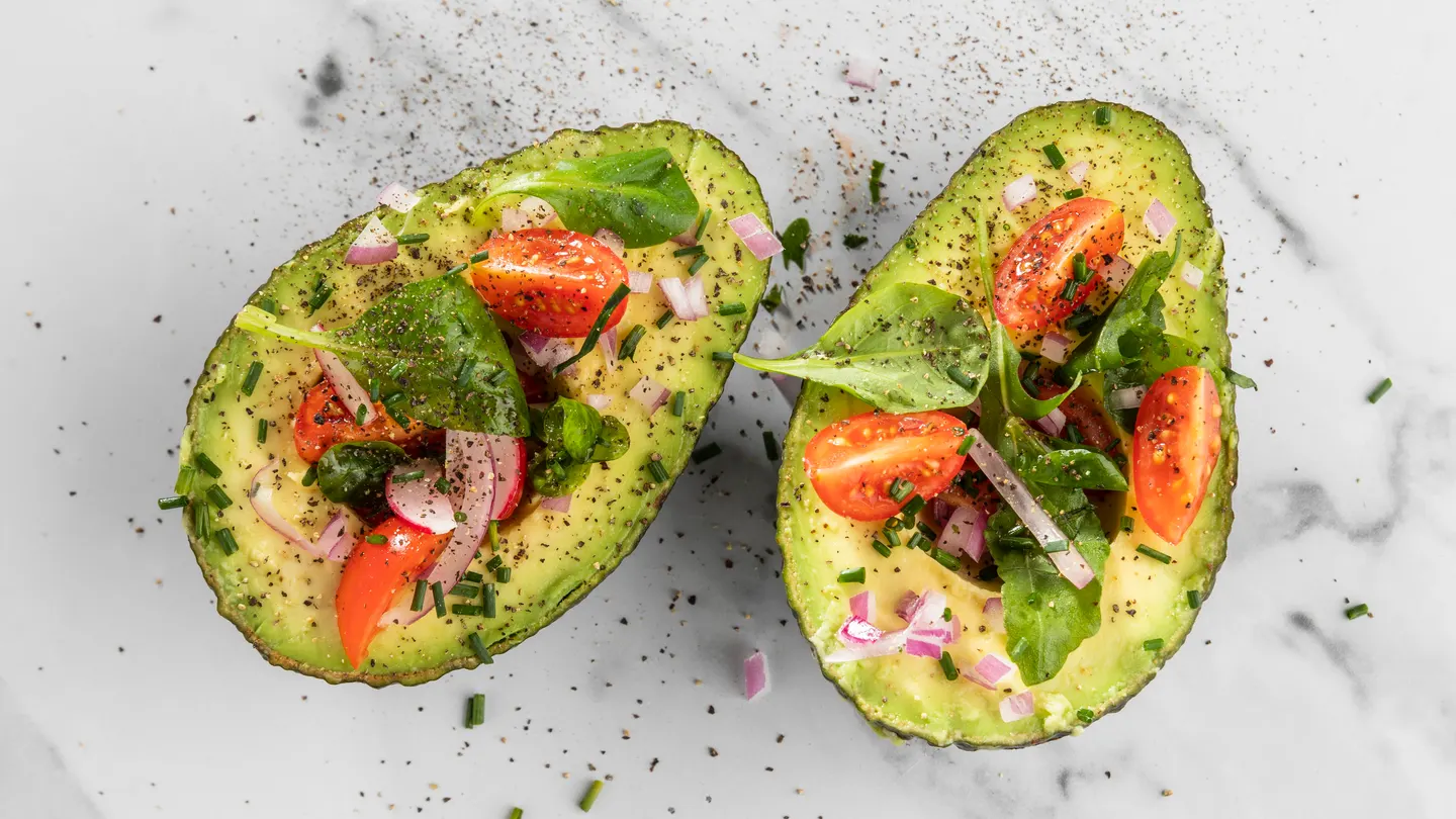 Un aguacate relleno de verduras. Aguacate
