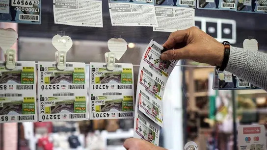 En la imagen, un vendedor de la ONCE en un quiosco de la calle. En la imagen, un vendedor de la ONCE en un quiosco de la calle.