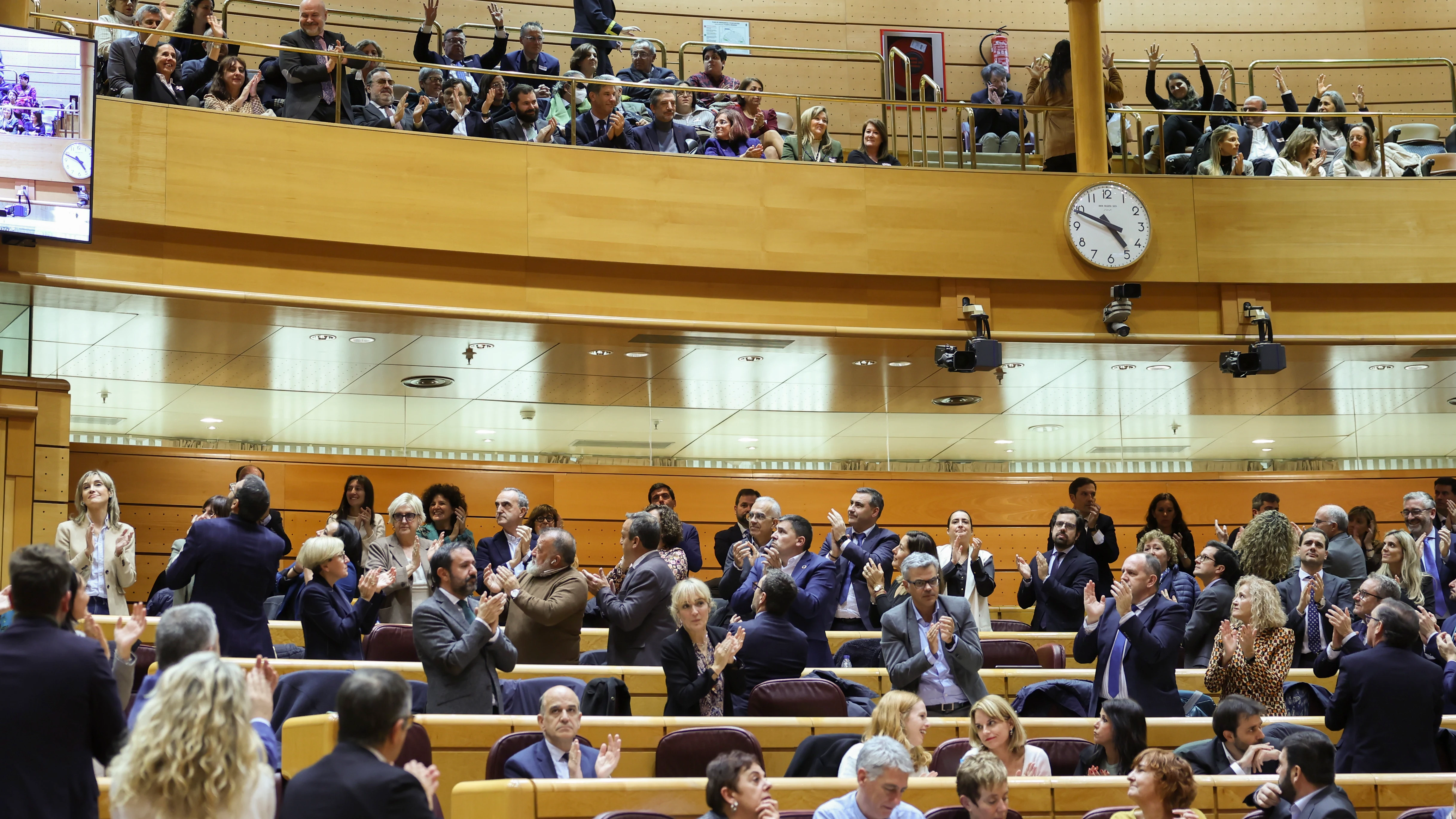 Personas aplauden desde la tribuna de invitados la eliminación del término "disminuidos" de la Constitución