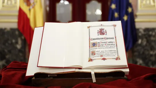 Imagen de archivo de un ejemplar de la Constitución expuesto en el Congreso. Imagen de archivo de un ejemplar de la Constitución expuesto en el Congreso.