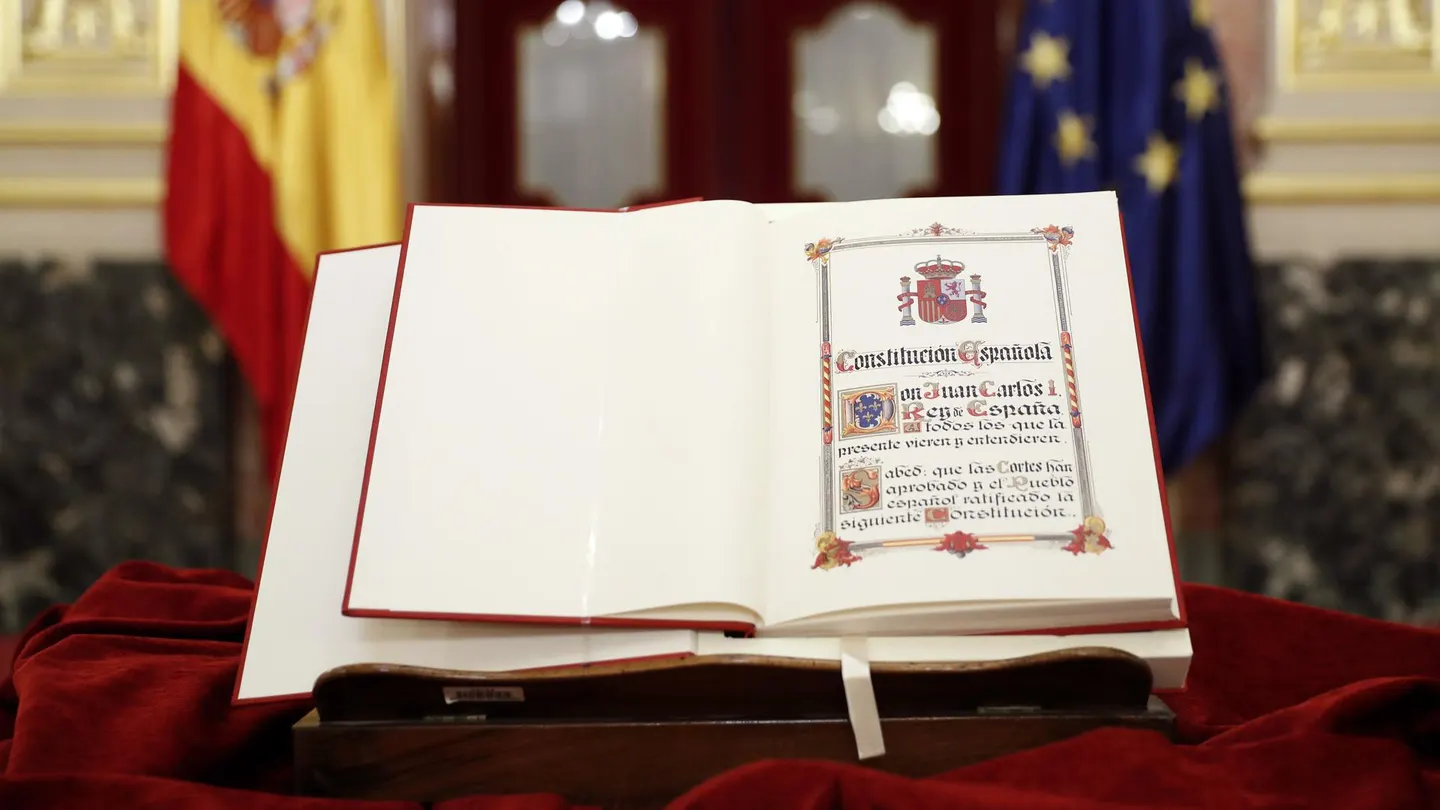Imagen de archivo de un ejemplar de la Constitución expuesto en el Congreso. Imagen de archivo de un ejemplar de la Constitución expuesto en el Congreso.