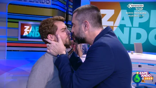 Dani Mateo cumple su promesa de Nochevieja y besa a un pelirrojo en directo Dani Mateo cumple su promesa de Nochevieja y besa a un pelirrojo en directo